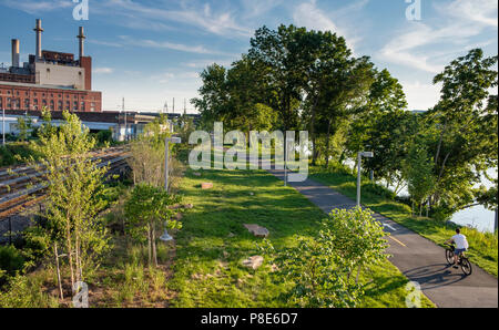 Banche Schuylkill Ricreazione percorso nel rivitalizzato area industriale con Veolia energia termica impianto, Philadelphia, Pennsylvania, STATI UNITI D'AMERICA Foto Stock