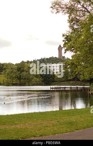 Vista di Wallace Monument da Stirling University Campus su un bel giorno Foto Stock