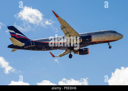 SHEREMETYEVO, Moscow Region, Russia - 28 Giugno 2017: Airbus A320 di Aeroflot compagnie fa un atterraggio presso l'Aeroporto Internazionale di Sheremetyevo. Foto Stock