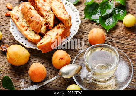 Varietà di biscotti - cantucci cantuccini, tipo di biscotto, con l'aggiunta di mandorle e frutta secca Foto Stock