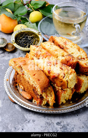 Varietà di biscotti - cantucci cantuccini, tipo di biscotto, con l'aggiunta di mandorle e frutta secca Foto Stock