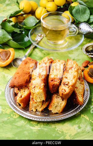 Varietà di biscotti - cantucci cantuccini, tipo di biscotto, con l'aggiunta di mandorle e frutta secca Foto Stock