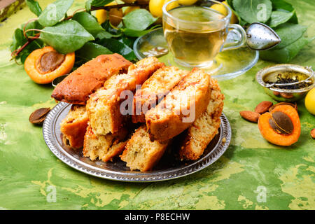 Varietà di biscotti - cantucci cantuccini, tipo di biscotto, con l'aggiunta di mandorle e frutta secca Foto Stock