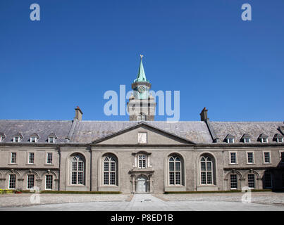 La torre dell'orologio del Royal Hospital Kilmainham, Dublino, oggi ospita il Museo irlandese d'Arte Moderna Foto Stock