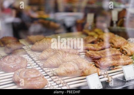 Molti di croissant. Pasticceria calda giacciono sul ripiano in cafe. Panini e bagel in negozio. Foto Stock