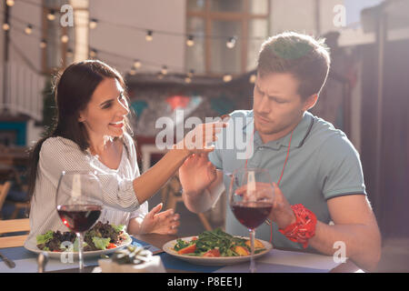Stanco bionda uomo non avente alcuna umore ed appetito Foto Stock