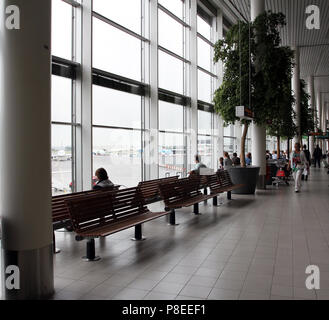 Amsterdam Schiphol, Paesi Bassi - Luglio 03, 2017: i passeggeri all'aeroporto di Schiphol, quali servizi di 63,5 milioni di passeggeri l'anno. Foto Stock