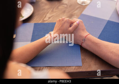 Giovane coppia moderna indossando nice bracciali con pendenti Foto Stock