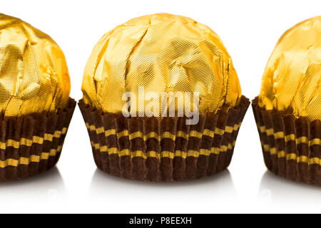 Candy in involucri di oro, isolato su sfondo bianco Foto Stock