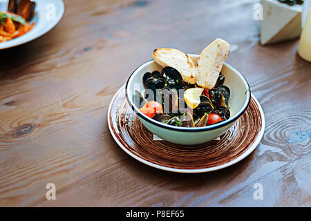 Yummy piatto di frutti di mare in piedi sul tavolo nel ristorante Foto Stock