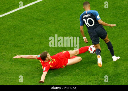 SAINT PETERSBURG, Russia - 10 Luglio: Kylian Mbappe (R) della Francia la squadra nazionale e Jan Vertonghen del Belgio la squadra nazionale si contendono la palla durante il 2018 FIFA World Cup Russia Semi Final match tra la Francia e il Belgio a San Pietroburgo Stadium il 10 luglio 2018 a San Pietroburgo, Russia. MB Media Foto Stock