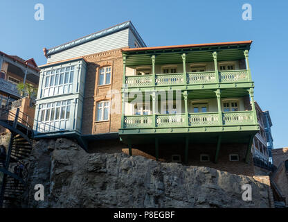 Case tradizionali con pavimenti in legno e balconi in ferro battuto, Tbilisi, Georgia Foto Stock