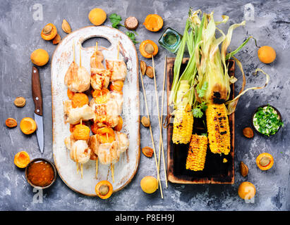 La Turchia shish kebab su spiedini con albicocche.il cibo per un picnic. Foto Stock