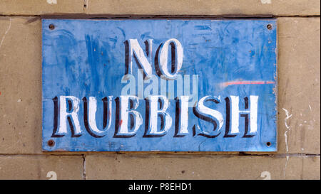 No immondizia dipinte a mano segno grunge om muro di pietra blu Foto Stock