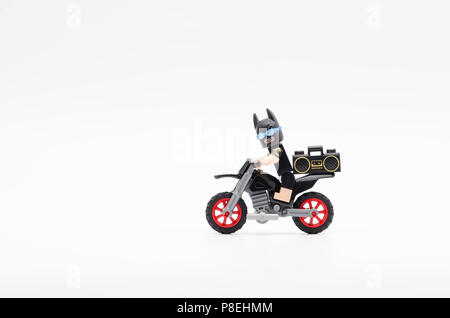 Lego Batman vacanze equitazione dirt bike islated su sfondo bianco. Foto Stock