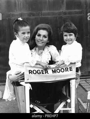 L'uomo che Haunted stesso (1970) Luisa Mattioli, moglie di Roger Moore e due dei loro figli data: 1970 Foto Stock