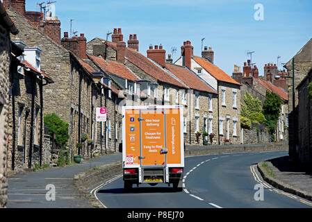 Sainsbury's consegna van a Thornton-le-Dale, North Yorkshire, Inghilterra, Regno Unito Foto Stock