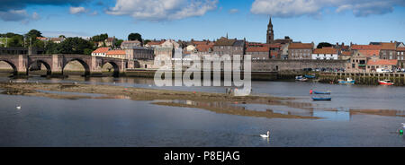 Berwick upon Tweed visto dal Tweedmouth con il Ponte Vecchio, la Guildhall, Mura e tradizionali di pesca al salmone in gardo Foto Stock