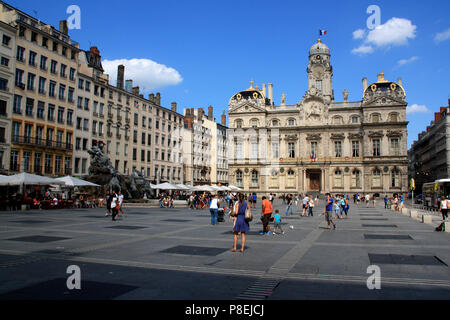 Place des Terreaux Lyon City Hall (Hotel de Ville) e la Fontaine Bartholdi a Lione, Francia Foto Stock