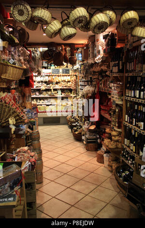 Cibo tradizionale negozio per i turisti e i locali di Annecy, Haute Savoie, Francia Foto Stock