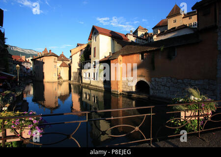 Thiou fiume arginati attraverso la graziosa cittadina di Annecy, Haute Savoie, Francia Foto Stock