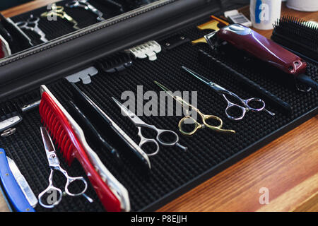 Barberia Tema. Gli strumenti del parrucchiere. Apparecchi per parrucchieri, Hair Styling, Mustaches, barbe. Sul desktop si trovano le forbici, pettine, Attachmen Foto Stock