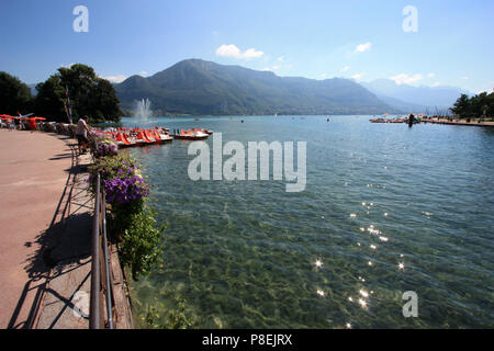 Il lago di Annecy e il fiume Thiou estuario in Annecy, Haute Savoie, Francia Foto Stock