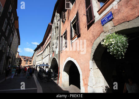 I turisti ad esplorare la bella città di Annecy, Haute Savoie, Francia Foto Stock