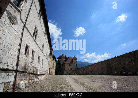 Cortile del Castello di Annecy su una soleggiata giornata estiva, Annecy, Haute Savoie, Francia Foto Stock