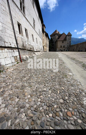 Cortile del Castello di Annecy su una soleggiata giornata estiva, Annecy, Haute Savoie, Francia Foto Stock