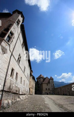 Cortile del Castello di Annecy su una soleggiata giornata estiva, Annecy, Haute Savoie, Francia Foto Stock