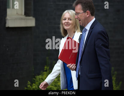 Primo segretario al Tesoro Rt Hon Elizabeth Truss MP e il Segretario di Stato per il digitale, cultura, mezzi di comunicazione e lo Sport di Rt Hon Jeremy Wright QC Foto Stock