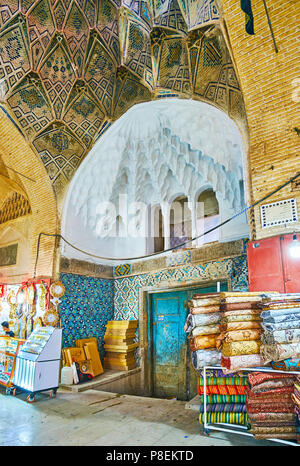 KERMAN, IRAN - 15 ottobre 2017: riccamente decorate vicolo della storica Sartasari Bazaar con tradizionale Persiano dettagli architettonici - mos ornati Foto Stock