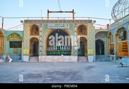 KERMAN, IRAN - 15 ottobre 2017: il cortile di sicuro Hussainiya Azakhane con il portale, coperto da piastrelle traceries geometrico in blu gamma, nel mese di ottobre Foto Stock