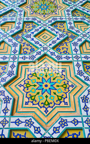 Close-up della parete della cassetta di sicurezza Azakhane Hussainiya con belle decorazioni floreali di piastrelle smaltate su stellar sollievo pannello di mattoni, Kerman, Iran. Foto Stock