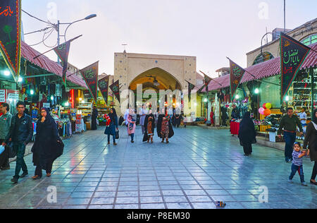 KERMAN, IRAN - 15 ottobre 2017: serale è il momento perfetto per visitare Ganjali Khan Bazaar, scegliere alcune merci nei locali di bancarelle e osservare i passanti, su Foto Stock