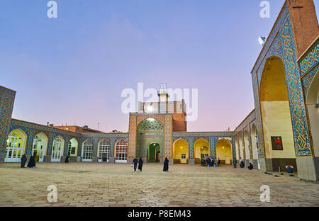 KERMAN, IRAN - 15 ottobre 2017: il cortile panoramico di Jame Moschea Mozaffari ornato di modelli di piastrelle su pareti e numerose nicchie arcuate, su Octo Foto Stock