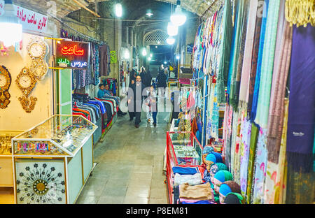 KERMAN, IRAN - 15 ottobre 2017: la stretta galleria con differenti merci nel labirinto di Sartasari Bazaar, il 15 ottobre in Kerman. Foto Stock