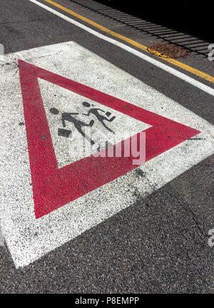 Scuola di segno sulla strada. Scolari attraversamento strada segno. Si torna a scuola. Foto Stock