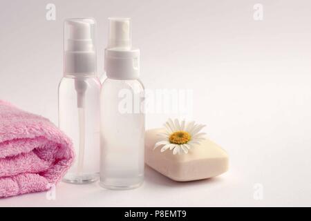 Cosmetici contenitori Vaso con fiori camomole, etichetta vuota package per il branding mock-up, naturale bellezza organica concezione del prodotto Foto Stock