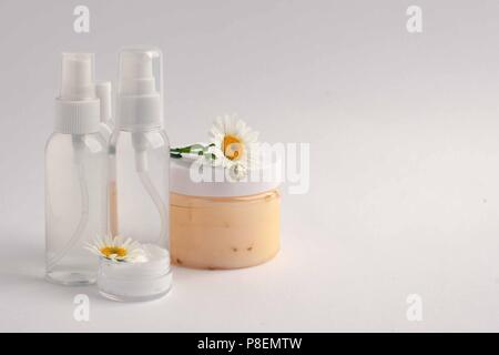 Cosmetici contenitori Vaso con fiori camomole, etichetta vuota package per il branding mock-up, naturale bellezza organica concezione del prodotto Foto Stock