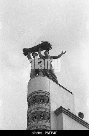 La scultura "Costituzione" sul padiglione centrale al All-Union Fiera Agricola (VSKhV). Museo: Collezione privata. Foto Stock