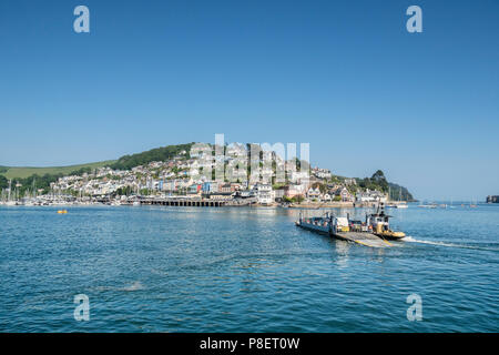 23 Maggio 2018: Dartmouth, Devon, Regno Unito - Il traghetto inferiore, attraversando il fiume Dart Kingswear. Rimorchiatore che manzi attraverso può essere visto a fianco. Foto Stock