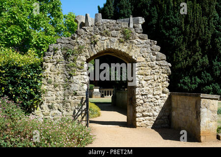 Gateway di pietra nei giardini di Trendell, Abingdon, Oxfordshire, England, Regno Unito Foto Stock