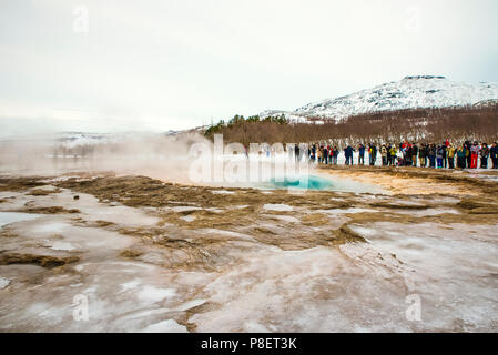 Geyser Strokkur durante la sua attività; questo geyser erutta un getto di acqua a circa trenta metri di altezza a intervalli irregolari di 3/5 minuti Foto Stock