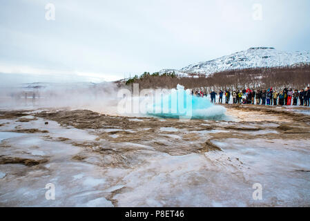 Geyser Strokkur durante la sua attività; questo geyser erutta un getto di acqua a circa trenta metri di altezza a intervalli irregolari di 3/5 minuti Foto Stock