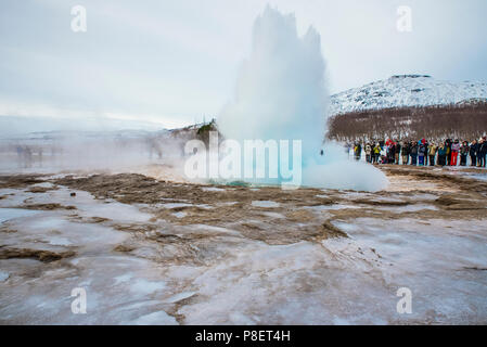 Geyser Strokkur durante la sua attività; questo geyser erutta un getto di acqua a circa trenta metri di altezza a intervalli irregolari di 3/5 minuti Foto Stock