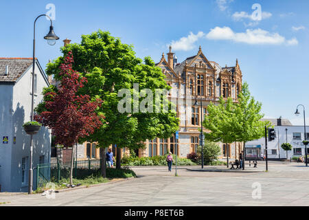 28 Maggio 2018: Newton Abbot, Devon, Regno Unito - la libreria ornati in una bella giornata di primavera, con alberi in piena di foglia. Foto Stock