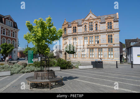 28 Maggio 2018: Newton Abbot, Devon, Regno Unito - la libreria ornati in una bella giornata di primavera, con alberi in piena di foglia. Foto Stock