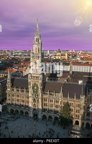 Vista incredibile di marienplatz nel centro storico di Monaco di Baviera durante il Sunrise, Baviera, Germania Foto Stock